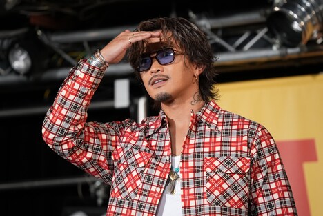 カメラを探す数原龍友。