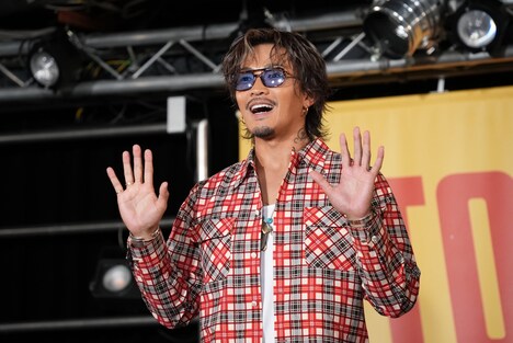 カメラを見つけた数原龍友。