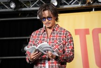 お気に入りのカットが掲載されているページを見る数原龍友。