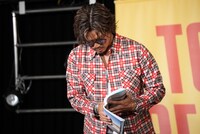 お気に入りのカットが掲載された見開きページをしっかりと開く数原龍友。