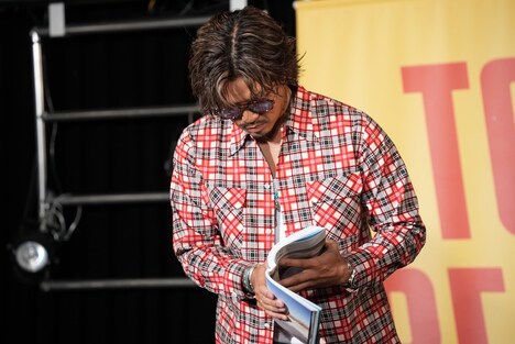 お気に入りのカットが掲載された見開きページをしっかりと開く数原龍友。