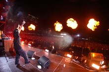 近距離で爆炎が上がる中、パフォーマンスするCreepy Nuts。（提供：S2O JAPAN 2024）