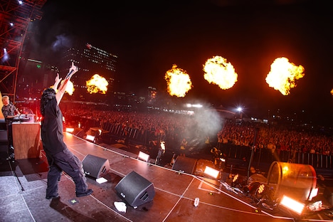 近距離で爆炎が上がる中、パフォーマンスするCreepy Nuts。（提供：S2O JAPAN 2024）