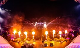 Creepy Nuts初の野外ワンマンはエロかった、ビショ濡れのフロアにギンギンのスキルブッ刺して終了