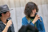 左から小川幸慈（G）、長谷川カオナシ（B）。（撮影：岩本彩）