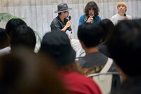 クリープハイプのトリビュートアルバムの先行試聴会「もしも予約してくれたならそっとこんな声を聴いて」の様子。（撮影：岩本彩）