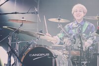 小倉誠司（Dr）（撮影：白石達也）