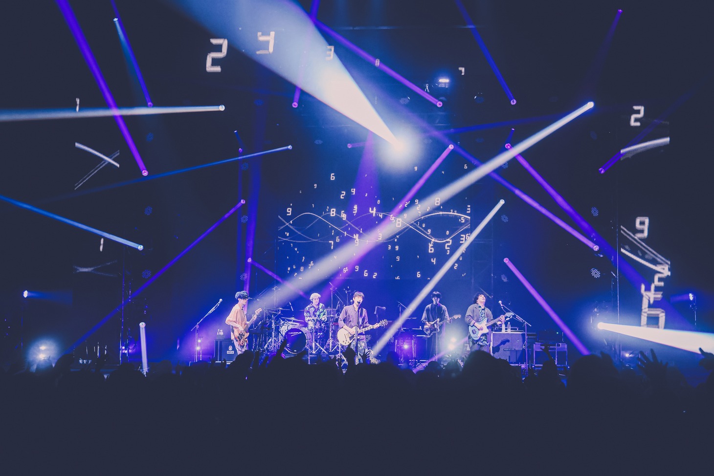 flumpool「15th Anniversary tour 2024『This is flumpool !!!! ～15の夜に逢いましょう～』」LINE CUBE SHIBUYA（渋谷公会堂）公演の様子。（撮影：白石達也）