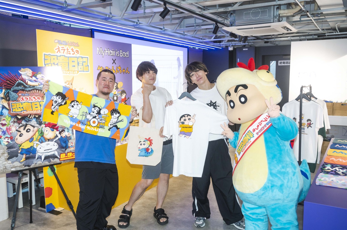ポップアップショップに来店したMy Hair is Badとクレヨンしんちゃん。（Photo by Takeshi Yao）
