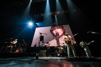 志村正彦の音源と映像とともに演奏するフジファブリック。（撮影：森好弘）