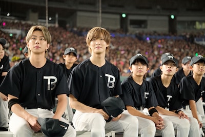 人気画像1位は「TOBEアーティストと輪島中学野球部がスポーツ対決で一致団結、平野紫耀×ニッチローの始球式も」より、「Act for HOPE to HEROes PROJECT in TOKYO DOME」の様子。(c)TOBE Co., Ltd.