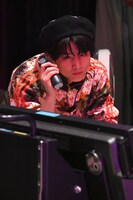 VTRをチェックするハル。