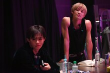 VTRをチェックするカイとアロハ。