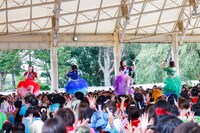 TEAM SHACHI「SHACHI SUMMER2024～沸騰！リアルサウナHOLA！～」の様子。（撮影：笹森健一）