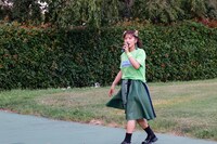 会場外の芝生に飛び出していった坂本遥奈。（撮影：笹森健一）