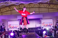 “無限沸き曲お立ち台”に乗る秋本帆華。（撮影：笹森健一）