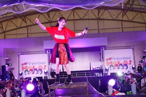 “無限沸き曲お立ち台”に乗る秋本帆華。（撮影：笹森健一）