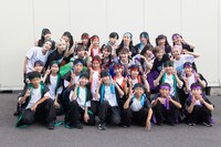 ブラス民、スタプラ研究生、ダンサーと記念撮影するTEAM SHACHI。（撮影：笹森健一）