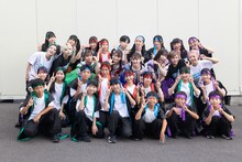 ブラス民、スタプラ研究生、ダンサーと記念撮影するTEAM SHACHI。（撮影：笹森健一）