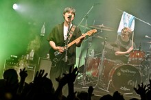 Base Ball Bearの小出祐介（Vo, G）と堀之内大介（Dr, Cho）。（撮影：高田梓）