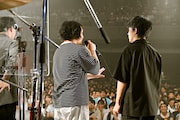 Base Ball Bearに「管制塔」カバーの感謝と感動を伝える尾崎雄貴(Vo, G / Galileo Galilei)。(撮影:高田梓)