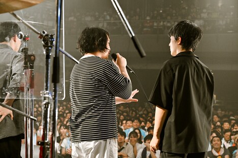 Base Ball Bearに「管制塔」カバーの感謝と感動を伝える尾崎雄貴(Vo, G / Galileo Galilei)。(撮影:高田梓)
