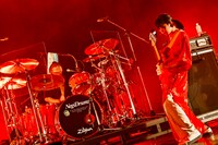 Base Ball Bearの堀之内大介（Dr, Cho）と関根史織（B, Cho）。（撮影：高田梓）