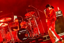 Base Ball Bearの堀之内大介（Dr, Cho）と関根史織（B, Cho）。（撮影：高田梓）