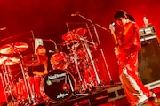Base Ball Bearの堀之内大介(Dr, Cho)と関根史織(B, Cho)。(撮影:高田梓)