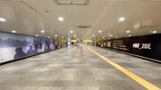 渋谷駅に掲出されているBE:FIRSTの特大特殊ポスター。