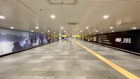 渋谷駅に掲出されているBE:FIRSTの特大特殊ポスター。