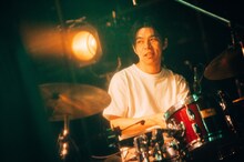 鈴木真海子のバンドメンバー・ryo takahashi（Dr）。（Photo by Kana Tarumi）