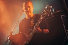 鈴木真海子のバンドメンバー・井上真也（B）。（Photo by Kana Tarumi）