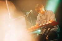 鈴木真海子のバンドメンバー・沼澤成毅（Key）。（Photo by Kana Tarumi）