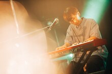 鈴木真海子のバンドメンバー・沼澤成毅（Key）。（Photo by Kana Tarumi）