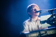 鈴木真海子のバンドメンバー・ESME MORI（Key）。（Photo by Kana Tarumi）