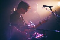 鈴木真海子のバンドメンバー・TiMT（G）。（Photo by Kana Tarumi）