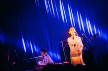 鈴木真海子のライブの様子。（Photo by Kana Tarumi）