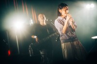 鈴木真海子のライブの様子。（Photo by Kana Tarumi）