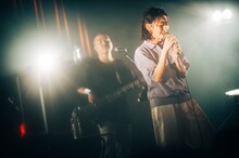 鈴木真海子のライブの様子。（Photo by Kana Tarumi）