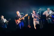 BREIMENと鈴木真海子のコラボの様子。(Photo by Kana Tarumi)