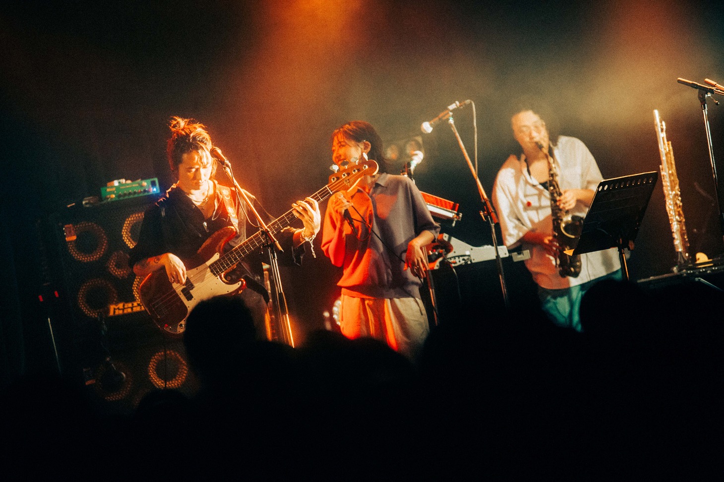BREIMENと鈴木真海子のコラボの様子。（Photo by Kana Tarumi）