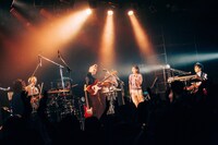 BREIMENと鈴木真海子のコラボの様子。（Photo by Kana Tarumi）