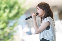 さわやかに「alchemy」を歌う鞘師里保。