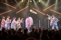 メンバーを棒に見立てた輪投げに挑戦するMISS MERCY。