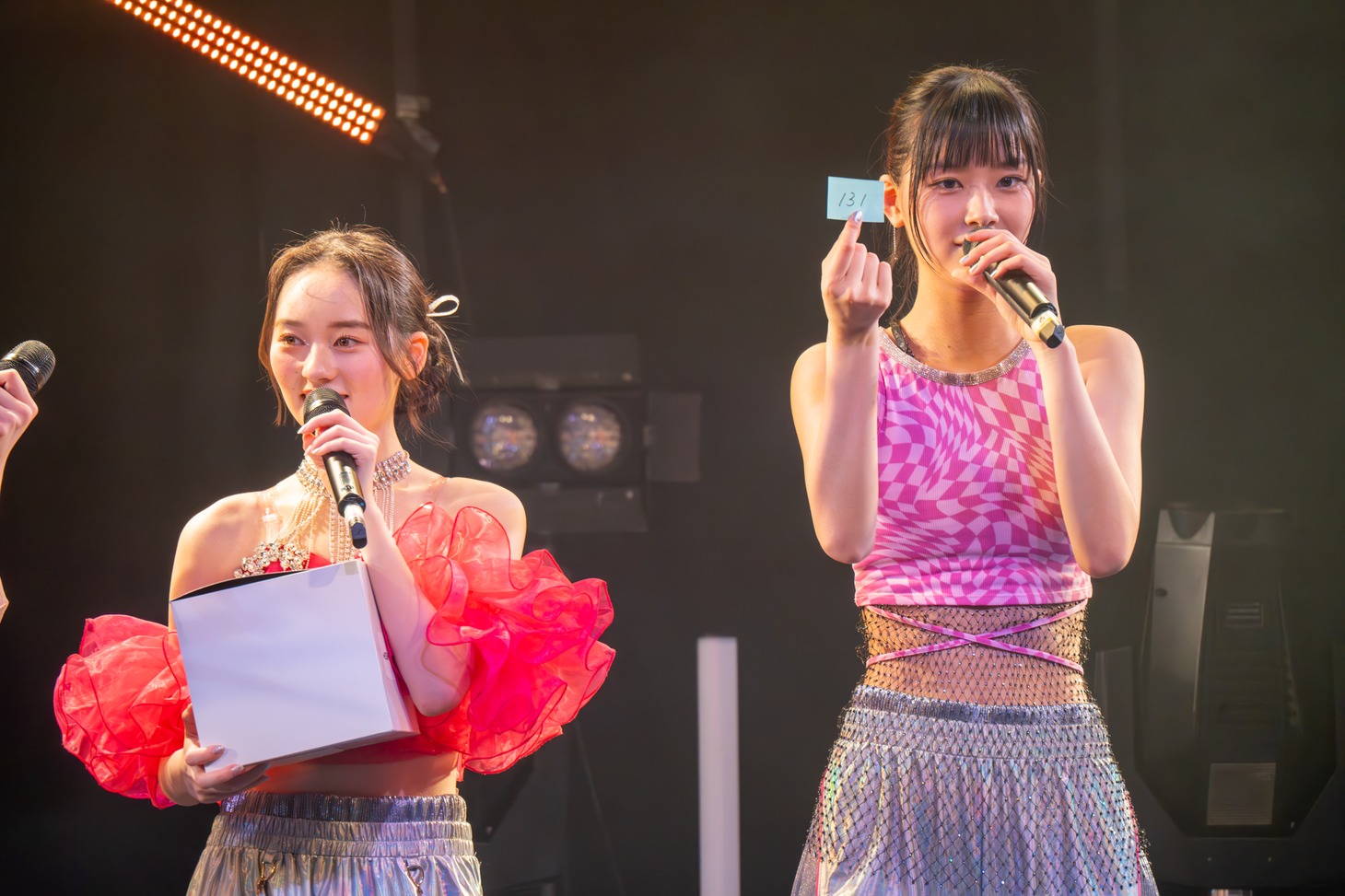 プレゼント企画の抽選を行うMIYUとYUKI。