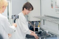 トマトチーズパスタを作る山中柔太朗（M!LK）。(c)「DAN! DAN! EBiDAN!」製作委員会