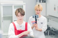 パスタを作る山中柔太朗（左）を撮影する曽野舜太（右）。(c)「DAN! DAN! EBiDAN!」製作委員会