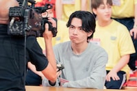 おにぎりを食べる武藤潤（原因は自分にある。）。(c)「DAN! DAN! EBiDAN!」製作委員会