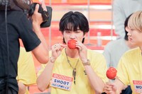 SHOOT（左）の食べ姿を見るMORRIE（右）。(c)「DAN! DAN! EBiDAN!」製作委員会